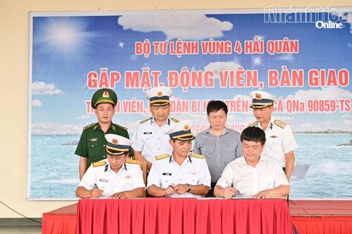 Bộ Tư lệnh Vùng 4 Hải quân thực hiện thủ tục bàn giao ngư dân cho lãnh đạo xã Núi Thành, Đà Nẵng.