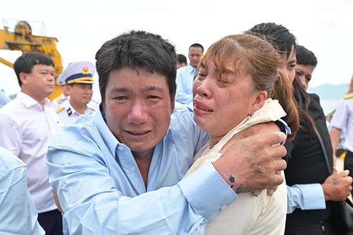 Ngư dân Ngô Công Quỳnh xúc động khi được trở về trong vòng tay của người thân.