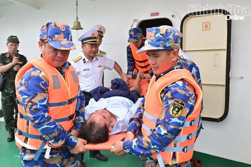 Ngư dân được đưa từ tàu Trường Sa 18 xuống đất liền.
