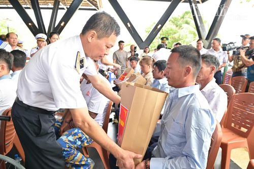 Chuẩn Đô đốc Nguyễn Anh Tuấn tặng quà ngư dân Ngô Công Viên.