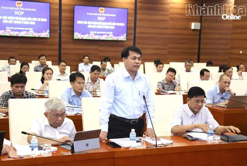 Giám đốc Sở Nông nghiệp và Môi trường phát biểu tại cuộc họp.
