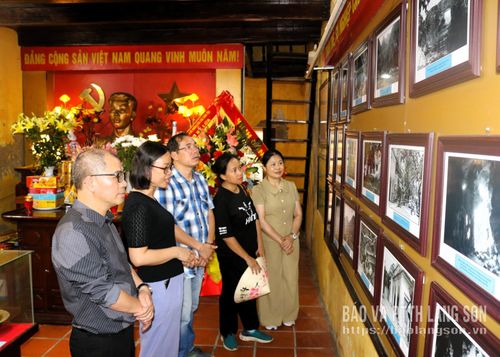Lãnh đạo UBND phường Kỳ Lừa và các chuyên gia, doanh nghiệp lữ hành tham quan, khảo sát di tích nhà lưu niệm đồng chí Hoàng Văn Thụ, khối 2, phường Kỳ Lừa