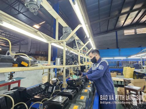 Công nhân Công ty TNHH Bảo Long sản xuất máy bơm
