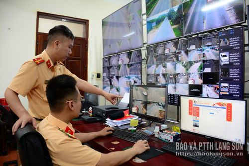 Cán bộ Phòng Cảnh sát giao thông, Công an tỉnh giám sát giao thông qua hệ thống camera đã được lắp đặt tại các khu vực trọng điểm trên địa bàn tỉnh