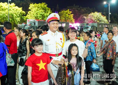 Sau màn trình diễn, nụ cười thân thiện của chiến sĩ quân nhạc khi giao lưu, chụp ảnh lưu niệm cùng người dân tạo nên một khoảnh khắc gần gũi. Những hình ảnh giản dị ấy góp phần làm nên nét đẹp của đêm hội, khi hoạt động biểu diễn trở thành dịp để người dân được gặp gỡ, giao lưu và cảm nhận gần hơn hình ảnh người chiến sĩ trong đời thường.
