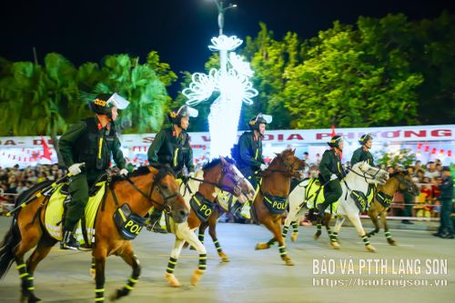 Đoàn Cảnh sát cơ động Kỵ binh thuộc Bộ Tư lệnh Cảnh sát cơ động (Bộ Công an) là đơn vị vũ trang chiến đấu tập trung đặc thù. Với 6 năm xây dựng và trưởng thành, Đoàn mang trên mình sứ mệnh vẻ vang, niềm tự hào của lực lượng Công an nhân dân nói chung và lực lượng cảnh sát cơ động nói riêng, là minh chứng sống động cho việc phát triển, đa dạng hóa các loại hình chiến đấu của lực lượng cảnh sát cơ động.Sau những giai điệu quân hành, sự xuất hiện của Đoàn Cảnh sát cơ động Kỵ binh lập tức thu hút sự chú ý của người dân hai bên đường. Những chiến sĩ trong trang phục chỉnh tề cưỡi trên lưng những “chiến mã” được huấn luyện bài bản, tiến vào khu vực biểu diễn trong tiếng vỗ tay, reo vui của khán giả. Đây là lần đầu tiên Đoàn trực tiếp trình diễn tại Lạng Sơn, mang đến cho người dân cơ hội tận mắt chứng kiến một lực lượng đặc thù của Công an nhân dân trong thực hiện nhiệm vụ và huấn luyện nghiệp vụ.