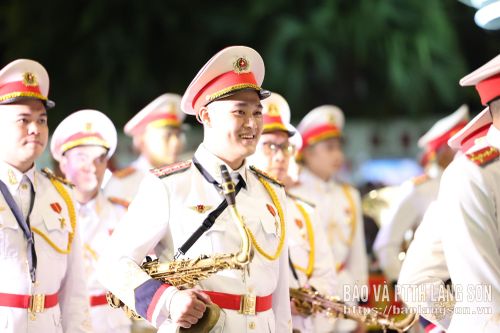 Trước giờ biểu diễn, người chiến sĩ quân nhạc nở nụ cười tươi, cùng đồng đội chỉnh trang trang phục, sẵn sàng bước vào chương trình. Toàn đội hình đã tập hợp ngay ngắn, các nhạc cụ được chuẩn bị đầy đủ, tất cả trong tư thế chờ hiệu lệnh. Sự tự tin, tinh thần phấn chấn của các cán bộ, chiến sĩ tạo nên hình ảnh đẹp trước giờ trình diễn, giữa không khí rộn ràng của đêm Quốc khánh tại Không gian văn hóa đường Hùng Vương.