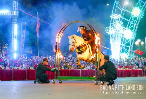 Trong thực tế công tác và chiến đấu, lực lượng cảnh sát cơ động kỵ binh thường xuyên hoạt động trên nhiều loại địa hình, địa vật phức tạp khác nhau. Vì vậy, ngựa nghiệp vụ phải được huấn luyện nâng cao khả năng vượt qua các loại địa hình, địa vật như đường hẹp, rào chắn, hào sâu, các loại vật cản cao thấp khác nhau. Trong lần thao diễn này tại Lạng Sơn, hình ảnh kỵ binh và những “chiến mã” vượt qua vòng lửa tạo nên khoảnh khắc gay cấn, thu hút sự theo dõi của đông đảo người dân. Để thực hiện động tác, người chiến sĩ phải duy trì tư thế vững vàng, điều khiển ngựa chính xác và phối hợp nhịp nhàng trong từng nhịp di chuyển. Màn vượt vật cản thể hiện quá trình huấn luyện công phu, khả năng làm chủ ngựa và bản lĩnh của cán bộ, chiến sĩ cảnh sát cơ động kỵ binh.