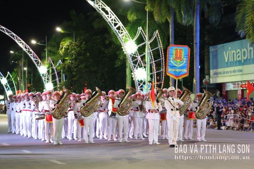 Trong tiếng nhạc quân hành, 65 cán bộ, chiến sĩ Đoàn Quân nhạc tiến vào khu vực biểu diễn giữa sự chào đón của đông đảo người dân. Những bước chân đều, đội hình chỉnh tề cùng âm thanh của các nhạc cụ tạo nên không khí trang nghiêm, hào hùng cho đêm hội. Đây là lần đầu tiên Đoàn Quân nhạc cùng Đoàn Cảnh sát cơ động Kỵ binh trực tiếp biểu diễn tại Lạng Sơn, trở thành điểm nhấn trong chuỗi hoạt động chào mừng 81 năm Quốc khánh nước Cộng hòa xã hội chủ nghĩa Việt Nam.