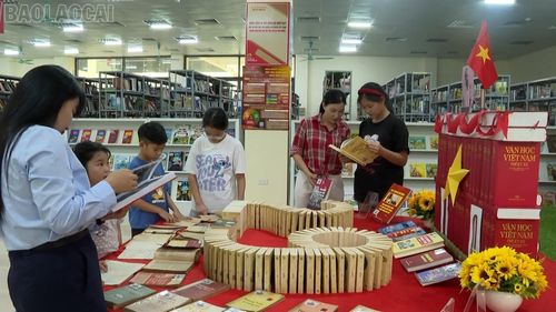 Giới trẻ tìm hiểu lịch sử qua từng trang sách