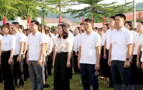 Các đại biểu hát Quốc ca tại lễ chào cờ.