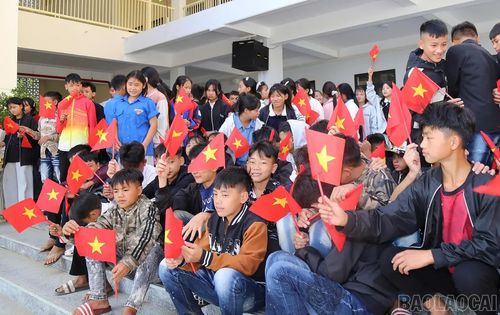 Học sinh háo hức trong những ngày đầu ở ngôi trường mới.