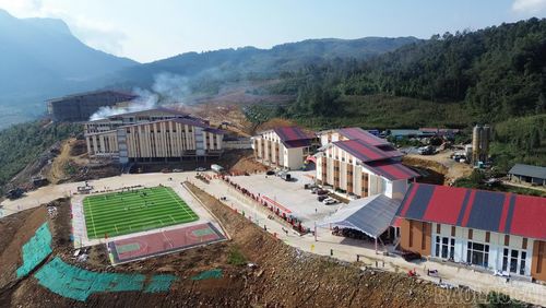 Trường Phổ thông nội trú Tiểu học và THCS Y Tý có kiến trúc đẹp hài hòa với cảnh quan vùng cao Y Tý.