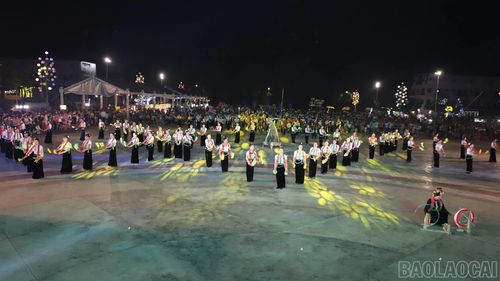 Khi ánh đèn sân khấu, nhạc nổi lên các nghệ nhân diễn viên nơi đây cùng tỏa sáng.