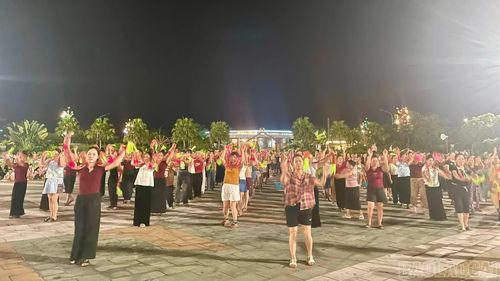 Hàng nghìn nghệ nhân có mặt ở sân để tập luyện trong những ngày qua.