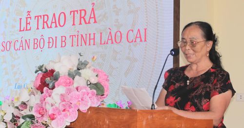 Đại diện cán bộ đi B - bà Nguyễn Thị Hạnh phát biểu, chia sẻ cảm xúc tại lễ trao trả hồ sơ.