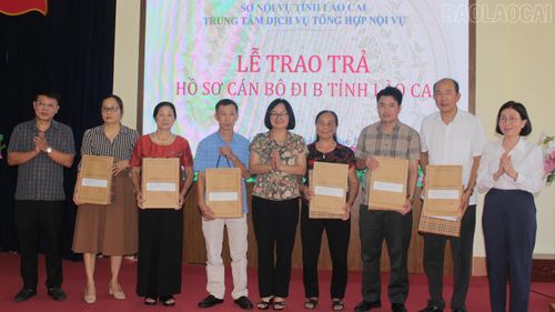 Lãnh đạo Sở Nội vụ, Báo và Phát thanh, Truyền hình tỉnh trao trả hồ sơ cho 7 cán bộ, thân nhân gia đình cán bộ đi B.