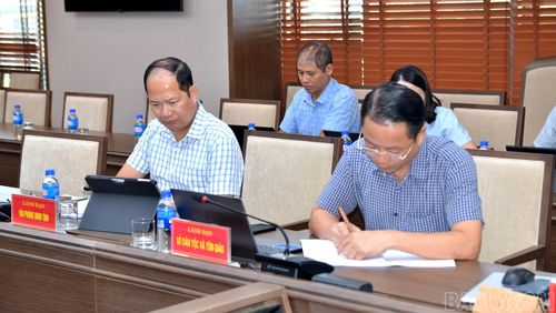 Các thành viên Hội đồng thẩm định tiếp thu ý kiến chỉ đạo của đồng chí Phó Chủ tịch UBND tỉnh Giàng Quốc Hưng.
