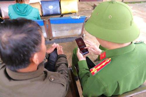 Cán bộ, chiến sĩ Trại tạm giam số 2, Công an tỉnh Lâm Đồng hỗ trợ người dân lấy lại mật khẩu ứng dụng VNeID