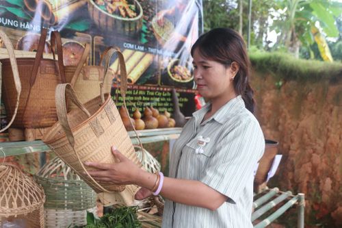 Sản phẩm đan lát truyền thống của đồng bào K’ho được giới thiệu tại các lễ hội, điểm du lịch