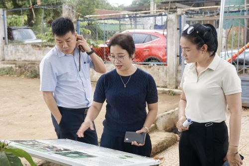 Phó Giám đốc Sở Văn hóa, Thể thao và Du lịch Nguyễn Lan Ngọc (ở giữa) khảo sát thực tế ở Cư Jút.