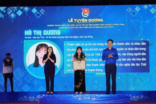 Chị Hà Thị Dương nhận Bằng khen tại Lễ tuyên dương gương thanh niên tiêu biểu cụm Tây Nguyên năm 2025