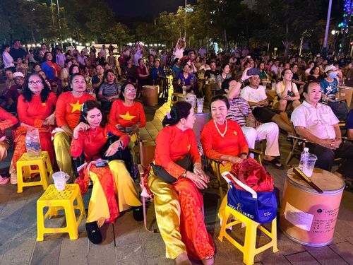 Công viên Cầu Vồng đang dần hình thành một không gian âm nhạc vào những ngày cuối tuần, thu hút đông đảo người dân đến xem