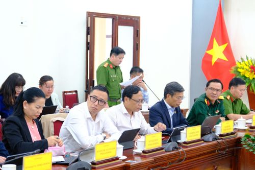 Đại diện lãnh đạo các sở, ngành tham dự buổi làm việc