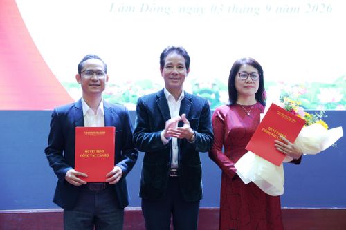 Phó Giám đốc Sở Giáo dục và Đào tạo Trần Đức Minh trao quyết định cho các hiệu trưởng, phó hiệu trưởng sau sắp xếp