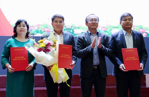 Phó Giám đốc Sở Giáo dục và Đào tạo Trần Đức Lợi trao quyết định cho các hiệu trưởng, phó hiệu trưởng sau sắp xếp