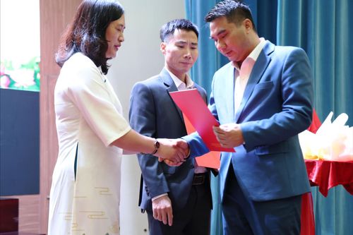 Phó Giám đốc Sở Giáo dục và Đào tạo Phan Thanh Hải trao quyết định cho các hiệu trưởng, phó hiệu trưởng các cơ sở giáo dục trực thuộc sở