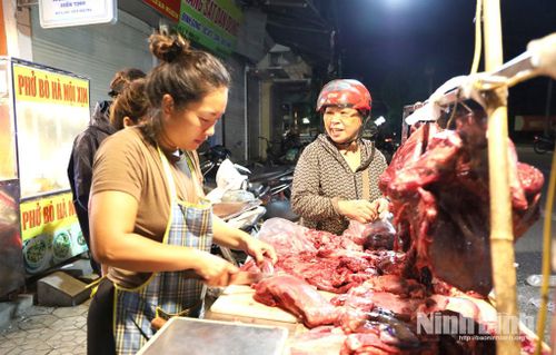 Khách hàng chọn mua thịt bò tại chợ đêm.