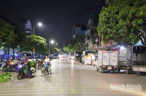 Khoảng 1 giờ sáng, chợ đêm Phủ Lý đã tấp nập xe ra, vào, nhịp mua bán diễn ra khẩn trương.