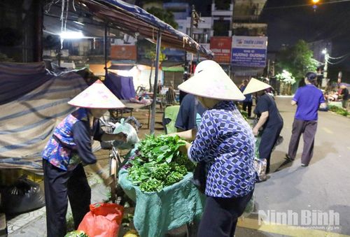 Dù đã cao tuổi, nhiều người vẫn đạp xe chở rau ra bán lẻ tại chợ đêm Phủ Lý.