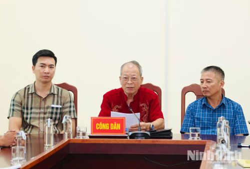 Công dân xã Giao Hoà phát biểu tại phiên tiếp công dân.