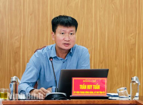 Đồng chí Trần Huy Tuấn, Ủy viên Trung ương Đảng, Bí thư Tỉnh ủy phát biểu tại phiên tiếp công dân.