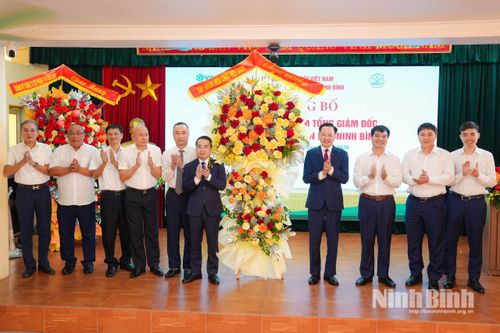 Lãnh đạo Tập đoàn Hoá chất Việt Nam tặng hoa chúc mừng ông Trần Thắng tại buổi lễ.