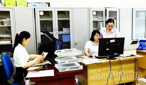 Cán bộ Ban Xây dựng Đảng xã Yên Lạc rà soát, đối chiếu hồ sơ đảng viên phục vụ số hóa.