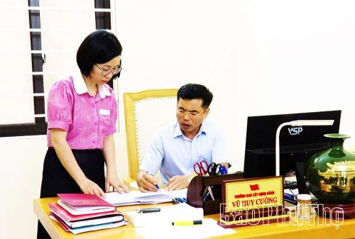 Cán bộ Ban Xây dựng Đảng xã Đạo Trù trao đổi giải pháp đẩy nhanh số hóa hồ sơ đảng viên.