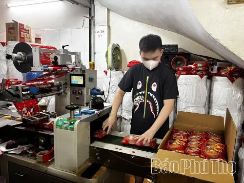 Cơ sở bánh kẹo Thanh Dung, phường Vĩnh Yên siết chặt quy trình vệ sinh an toàn thực phẩm trong từng khâu sản xuất.