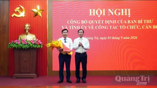 Đồng chí Nguyễn Văn Phương, Bí thư Tỉnh ủy trao quyết định và tặng hoa chúc mừng đồng chí Phạm Quang Long - Ảnh: N.M