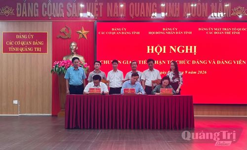 Đại diện các đơn vị ký kết biên bản chuyển giao, tiếp nhận tổ chức đảng và đảng viên - Ảnh: K.H