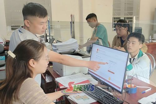 Công chức Trung tâm Phục vụ hành chính công xã Lóng Sập giải quyết thủ tục hành chính cho nhân dân.