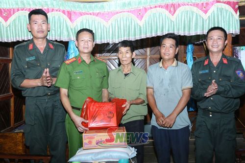 Ban Chỉ huy đơn vị tặng quà cho người có công tại xã Mường Hung.