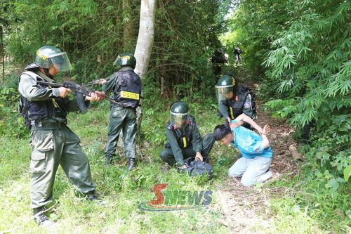 Cán bộ, chiến sĩ Tiểu đoàn 2 thực tập phương án tập kích, truy kích, đánh bắt trên địa bàn rừng núi trong chương trình Hành quân dã ngoại.