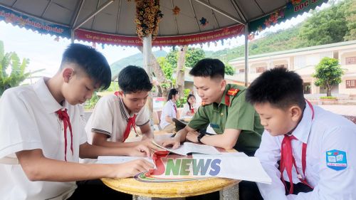 Trung úy Phạm Quang Trung luôn tìm tòi những cách làm sáng tạo để giúp học sinh dễ dàng hiểu bài.