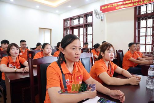 Các lao động nghe phổ biến các quy định về quyền lợi, chế độ và trách nhiệm trong thời gian làm việc tại Hàn Quốc.