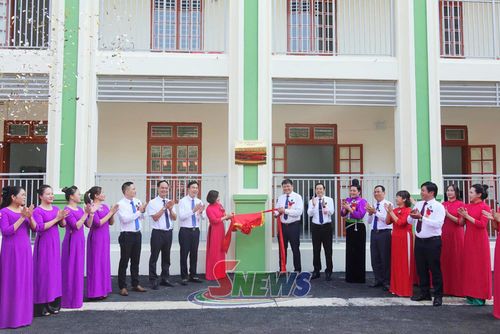 Các đại biểu thực hiện nghi thức gắn biển công trình Trường Mầm non Chiềng An.