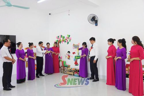 Các đại biểu tham quan cơ sở vật chất Trường Mầm non Chiềng An.