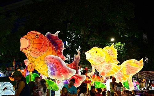 Lễ hội Thành Tuyên năm 2026 quy tụ nhiều mô hình đẹp, sáng tạo diễn diễu trên đường phố.